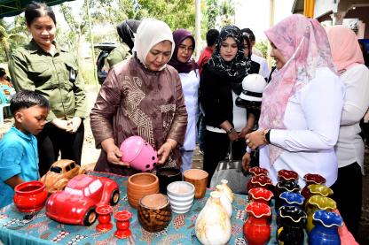 Nawal Lubis Kunjungi Rumah Kreatif Mak Saida *Ajak Masyarakat Dukung Misi Sosial